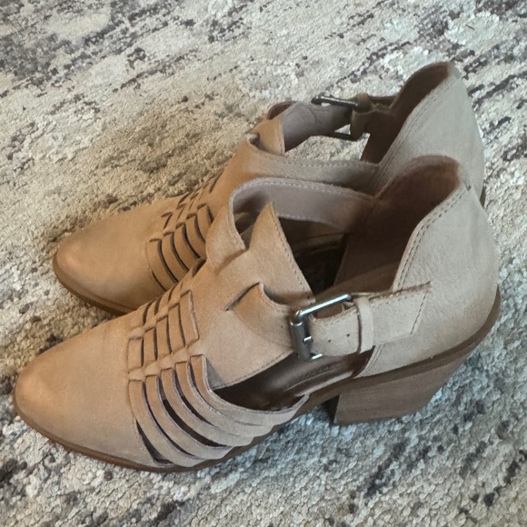 Nordstrom Calson Nubuck leather caged cutout beige Chelsea ankle bootie size 6 - Picture 5 of 8